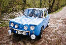 Un bonito Renault 8 que circula por Orense con Marta y Miguel ngel.